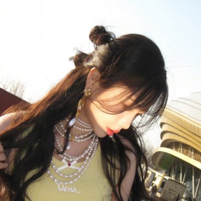 坐在酒吧里吃蛋糕